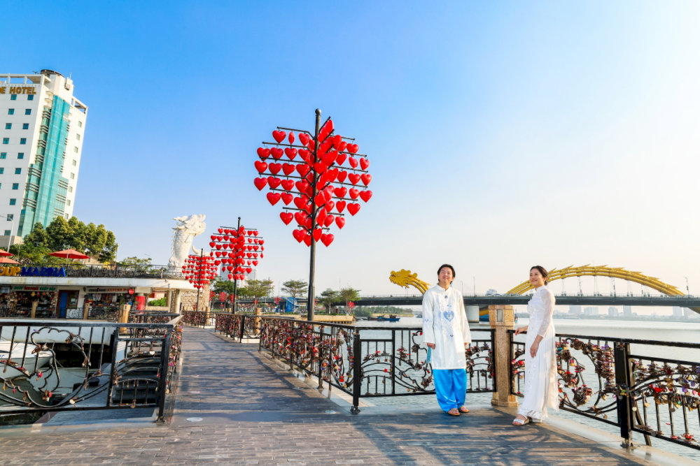 A stunning viewpoint of Dragon Bridge from Love Bridge